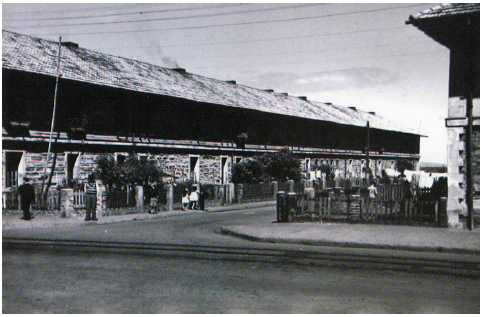 Una vista de los pabellones obreros en Puchoco (demolidos en los años ochenta); fotografía capturada en 1945.