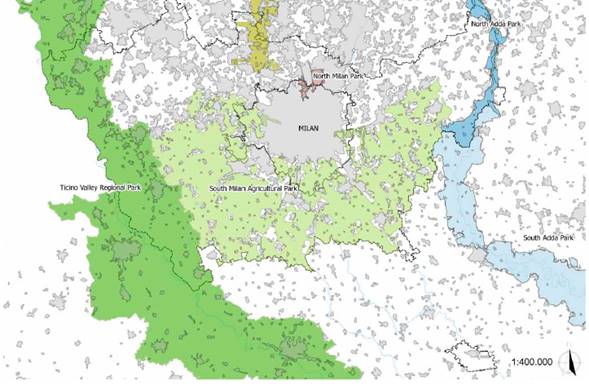 Mapa de urbanización y áreas protegidas en el Área Metropolitana de Milán. El mapa representa los límites de la Ciudad Metropolitana de Milán y la Ciudad de Milán, mostrando las principales áreas protegidas ubicadas en el territorio en relación con la urbanización. Emerge una clara diferencia entre la región altamente urbanizada del norte y la región del sur en la que la urbanización es menos continua. Esto se debe a la acción de un sistema contiguo de áreas protegidas: el Parque Regional del Valle de Ticino, el Parque Agrícola del Sur de Milán, y el Parque Regional de Adda. El resultado es un paisaje híbrido en el que la agricultura, la naturaleza y la urbanización se entrelazan a menudo.