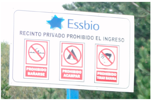 Letrero de la compañía de agua ESSBIO, prohibiendo el acceso a la laguna.